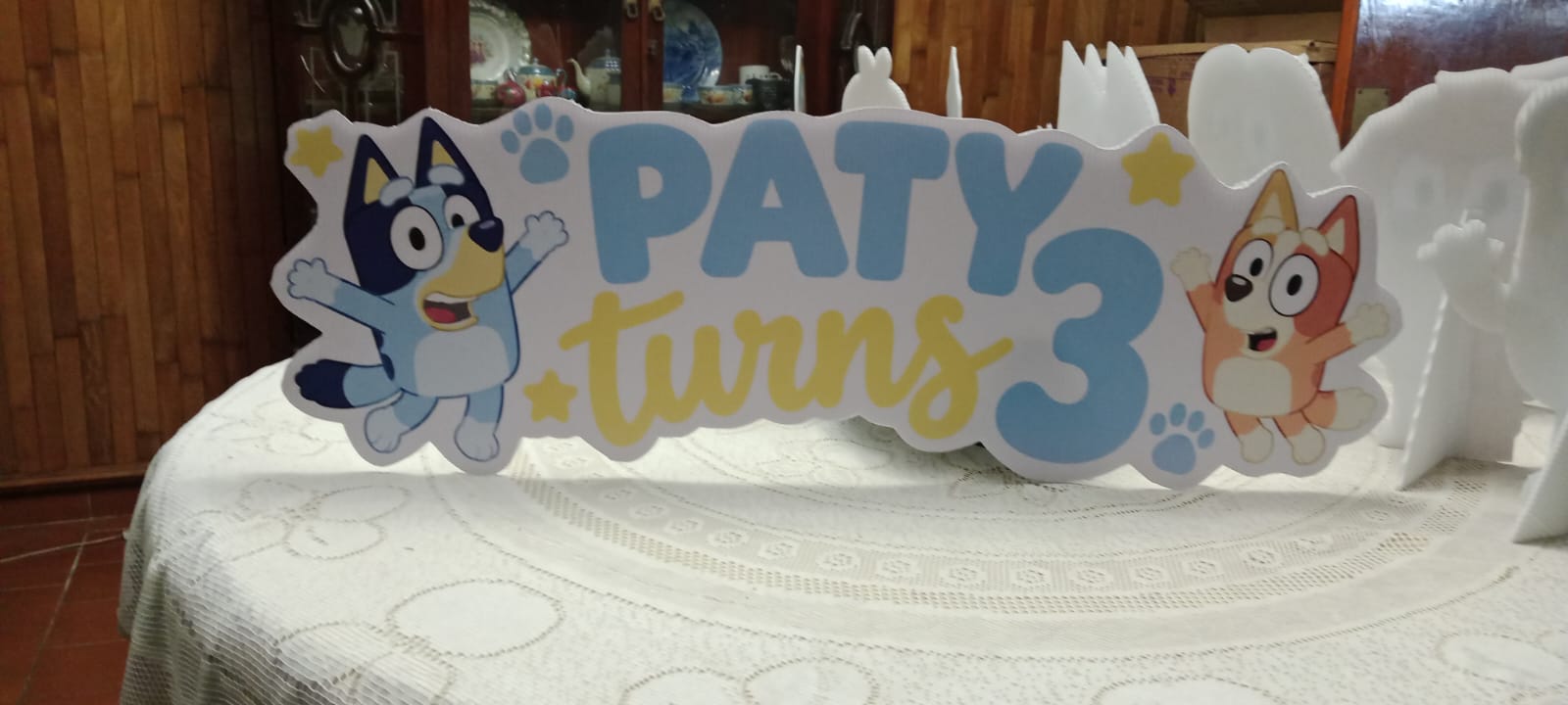 Letrero personalizado de cumpleaños en coroplast