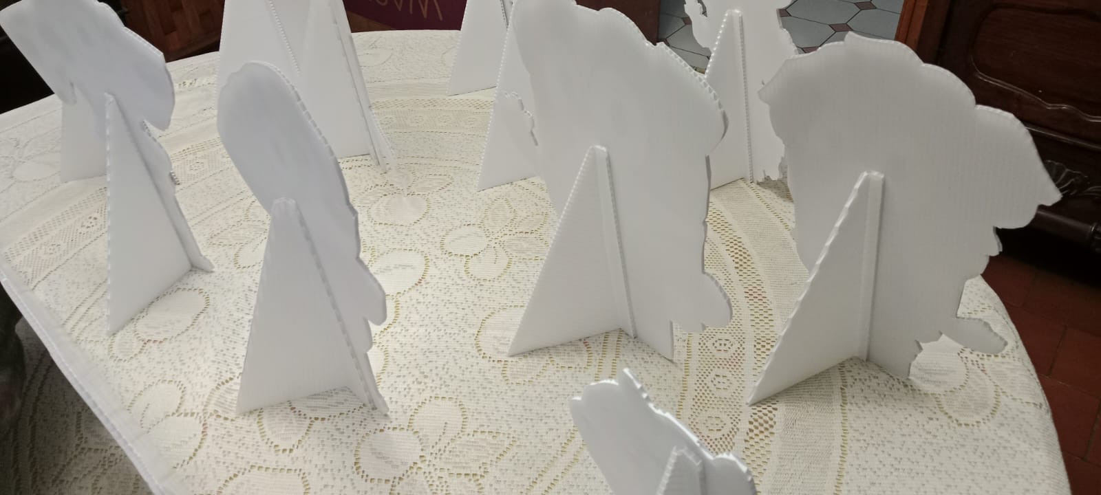 Parte posterior de figuras de coroplast con soportes